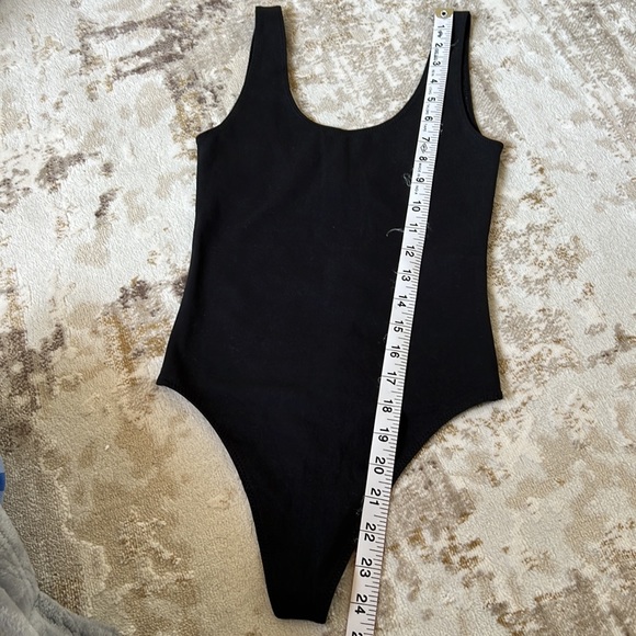 Aritzia Wilfred Free Red Scoop Neck Sleeveless Bodysuit Sz XS - Picture 8 of 9